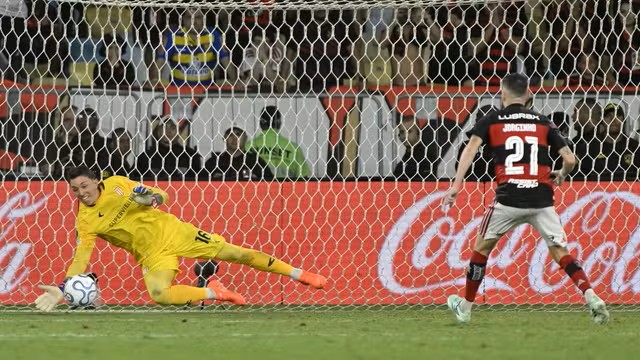 Flamengo é eliminado pelo Estudiantes nos pênaltis e fica fora da final da Libertadores