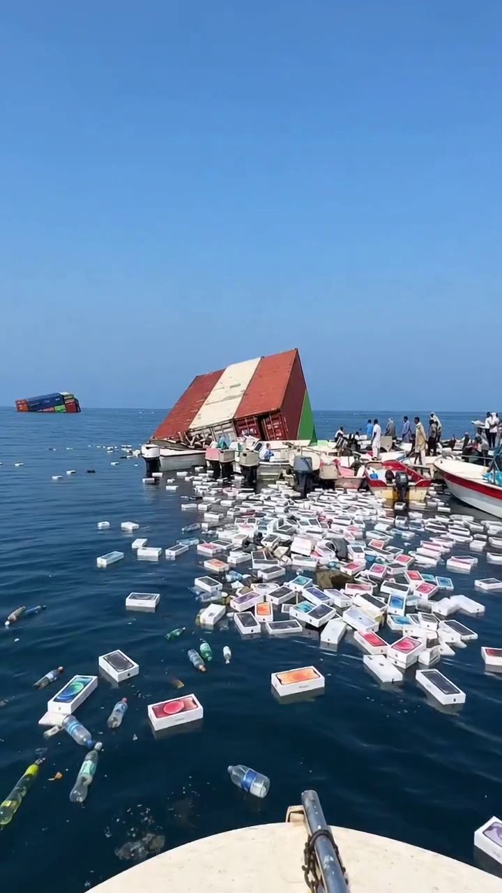 Pescadores retiram iPhones e outras mercadorias do mar após naufrágio no Estreito de Ormuz
