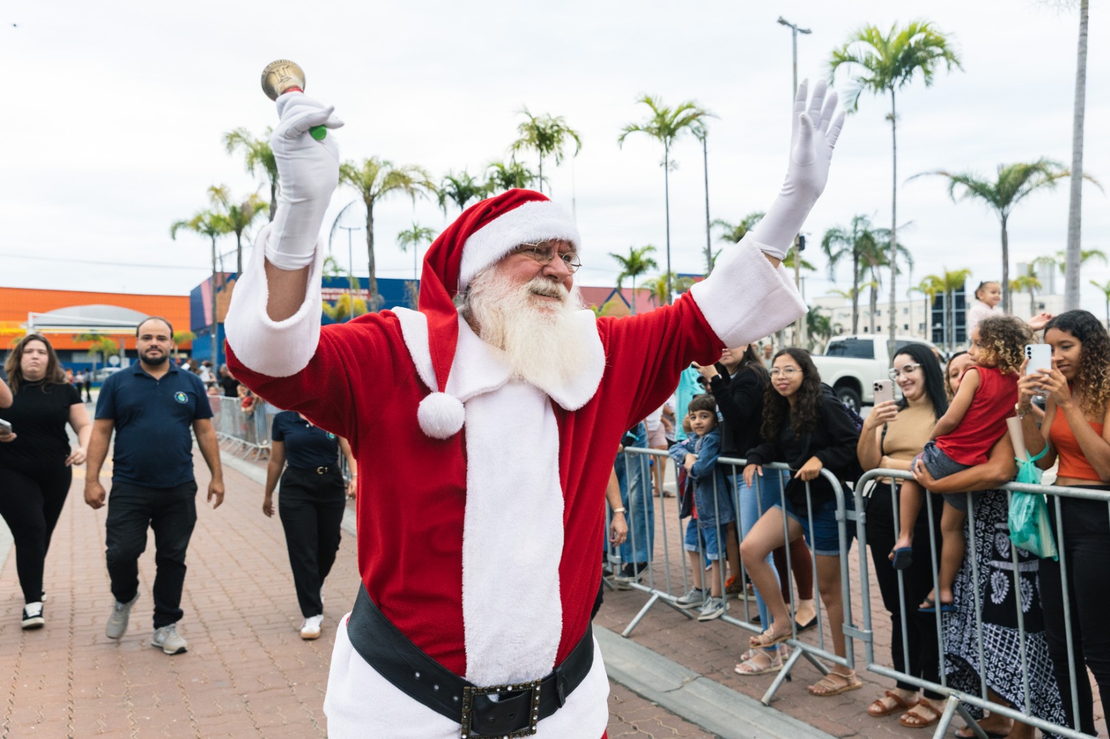 Papai Noel chega de helicóptero ao shopping de Rio das Ostras neste sábado