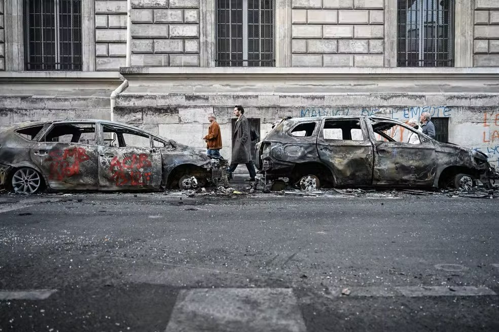 França tem onda de protestos com morte, saques e quase 1.800 presos