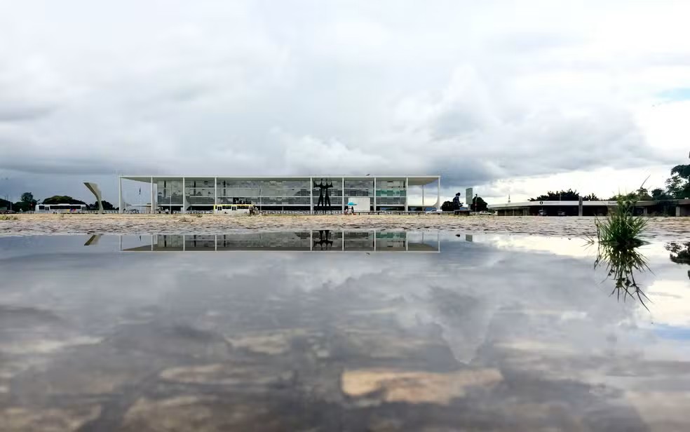 Frente fria deve provocar chuva forte no RJ e em SP no domingo de votação